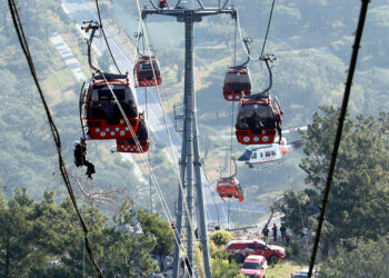 Antalya'da teleferikte mahsur kalanlardan 128'i kurtarıldı