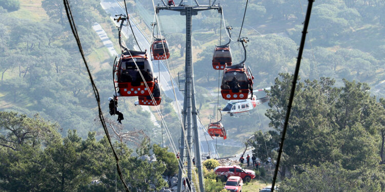 Antalya'da teleferikte mahsur kalanlardan 128'i kurtarıldı