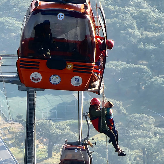 Antalya'da teleferikte mahsur kalanlardan 128'i kurtarıldı