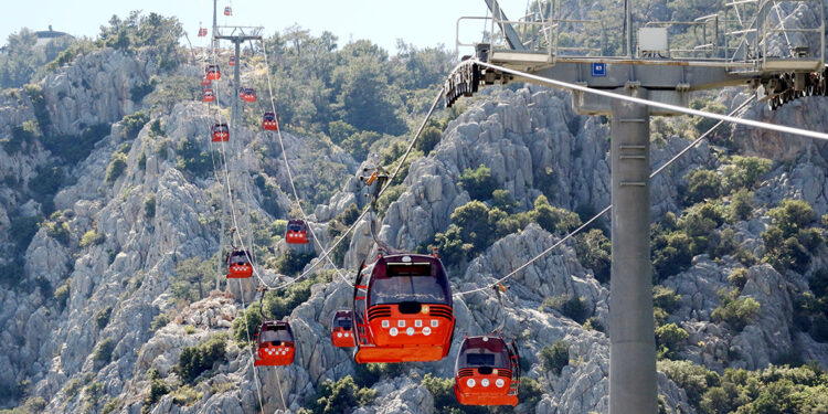 Antalya'daki kaza sonrası teleferik girişi kapatıldı