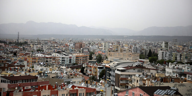 Antalya'yı toz tabakası kapladı