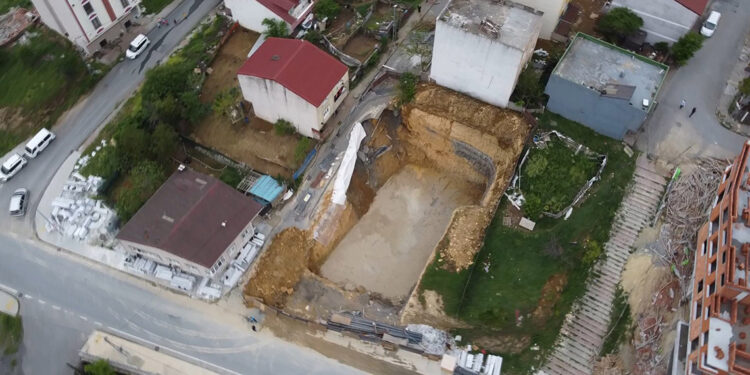 Arnavutköy'de temel kazısı sırasında yol çöktü