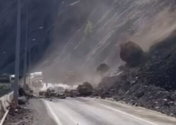 Artvin-Erzurum kara yolunda heyelan; o anlar kamerada