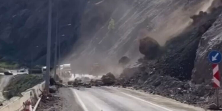 Artvin-Erzurum kara yolunda heyelan; o anlar kamerada