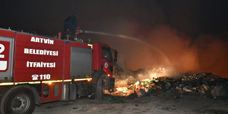 Artvin'de çöp tesisinde patlama sonrası yangın
