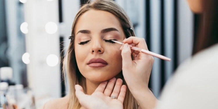Aşırı makyaj yüzünden cilt bariyeri 18'li yaşlarda çöküyor