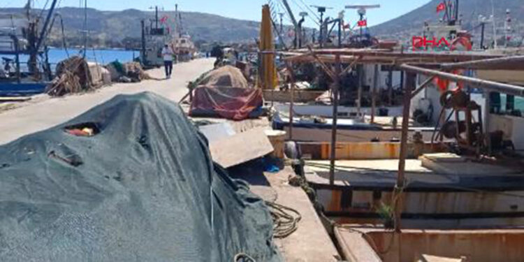 Av yasağı başladı; Foça'da tekneler kıyıya çekildi