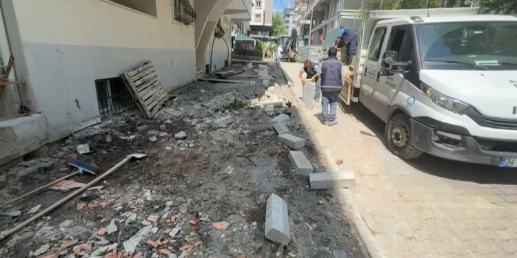 Avcılar'da önündeki kaldırım çöken binaya oturma izni