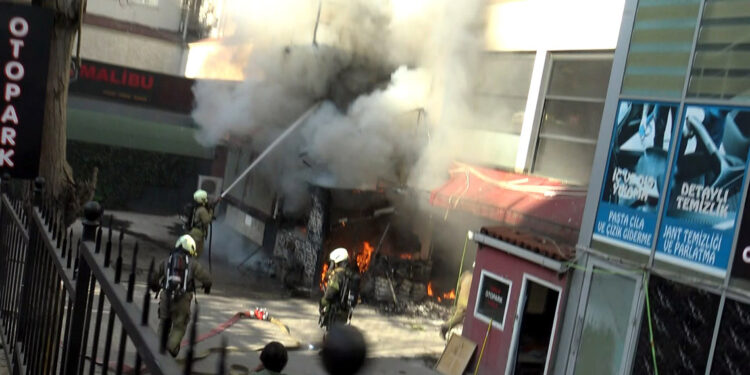 Avcılar'da otoparkta yangın