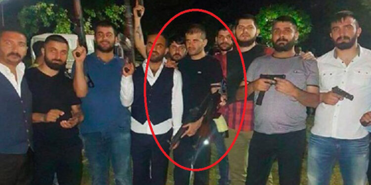 Ayhan Bora Kaplan'dan çarpıcı silah savunması