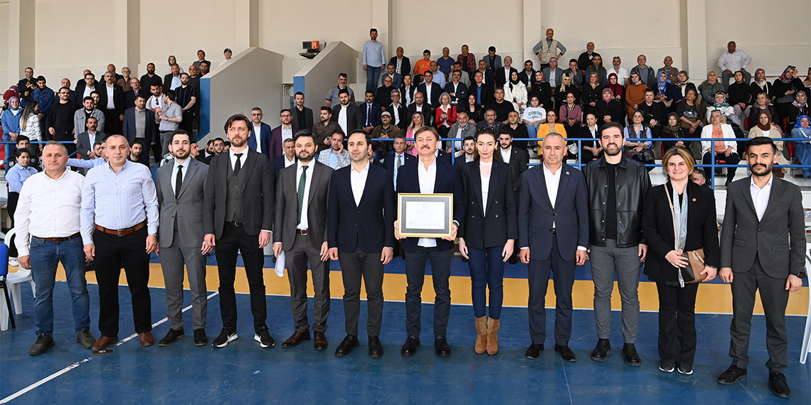 Bahçelievler Belediye Başkanı Hakan Bahadır'a mazbatası İlçe Seçim Kurulu Başkanı Hakim Mehmet Emin Çevik tarafından verildi.