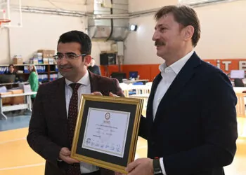 Bahçelievler belediye başkanı hakan bahadır'a mazbatası verildi