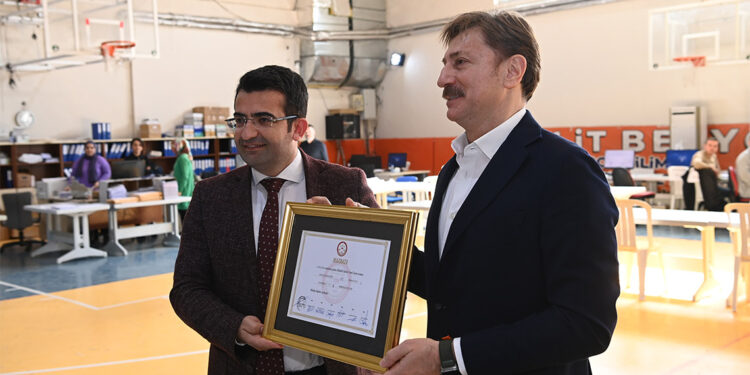 Bahçelievler Belediye Başkanı Hakan Bahadır'a mazbatası verildi