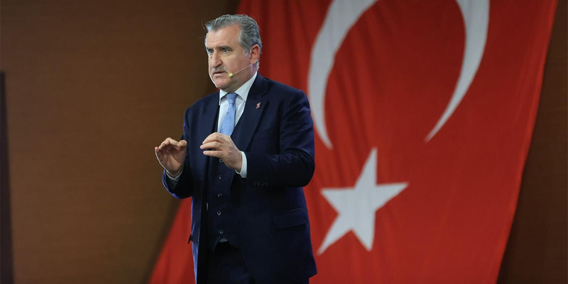 AK Parti Genel Başkan Yardımcısı ve Parti Sözcüsü Ömer Çelik ve Gençlik ve Spor Bakanı Osman Aşkın Bak'tan Ergin Ataman'a destek.