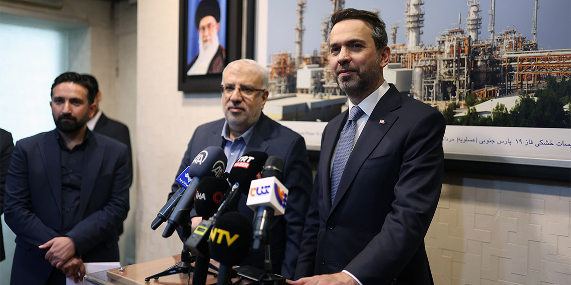 Enerji ve Tabii Kaynaklar Bakanı Alparslan Bayraktar İran'ın başkenti Tahran'da temaslarda bulundu. Bayraktar temasları kapsamında İran Petrol Bakanı Cevad Ovci ve İran Enerji Bakanı Ali Akbar Mehrabian ile bir araya geldi.