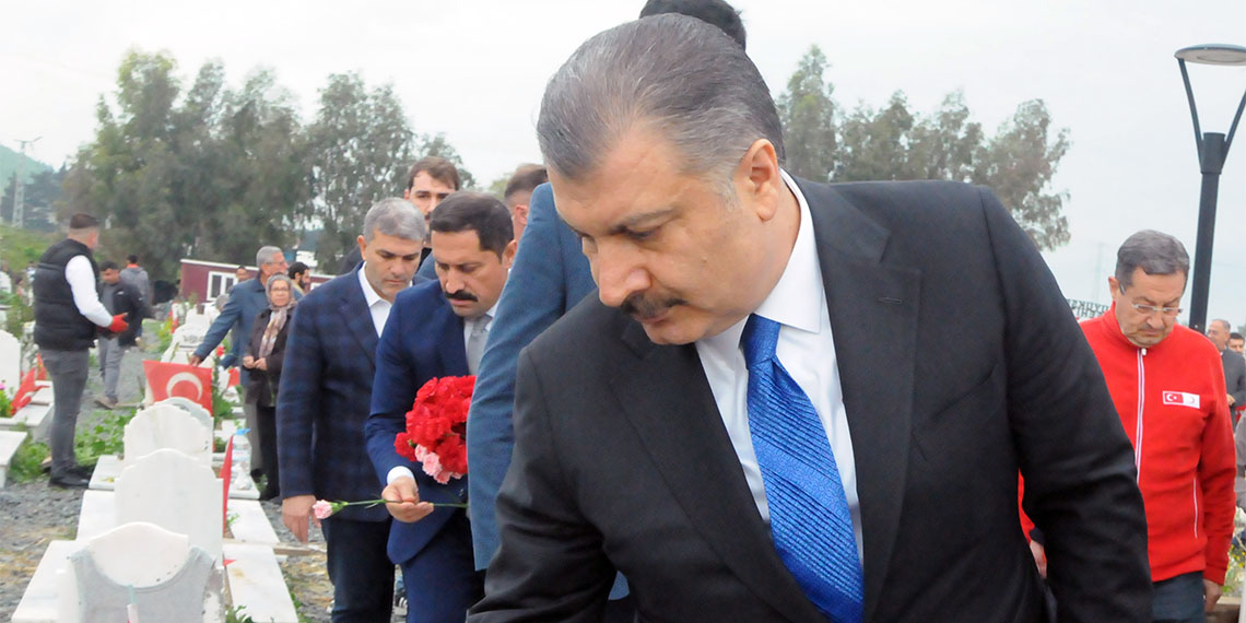 Sağlık Bakanı Fahrettin Koca, Hatay'da bayram namazını kılıp, deprem şehitleri mezarlığını ziyaret etti. Koca, "Acıları içimizde ama umutlarımız hep taze" dedi.