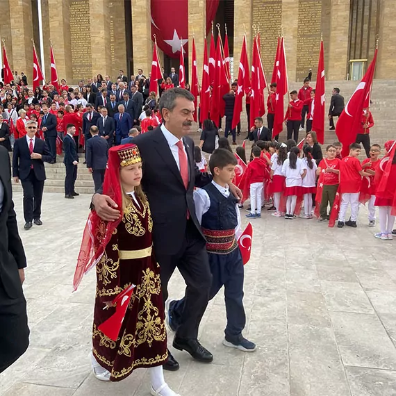 Milli eğitim bakanı yusuf tekin, '23 nisan ulusal egemenlik ve çocuk bayramı' kapsamında öğrenci ve öğretmenlerle birlikte anıtkabir'i ziyaret etti.