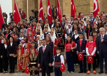Bakan Tekin, öğrenci ve öğretmenlerle birlikte Anıtkabir'i ziyaret etti