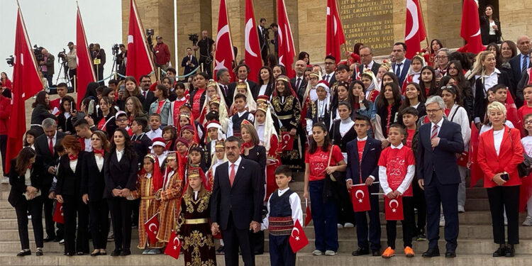 Bakan Tekin, öğrenci ve öğretmenlerle birlikte Anıtkabir'i ziyaret etti