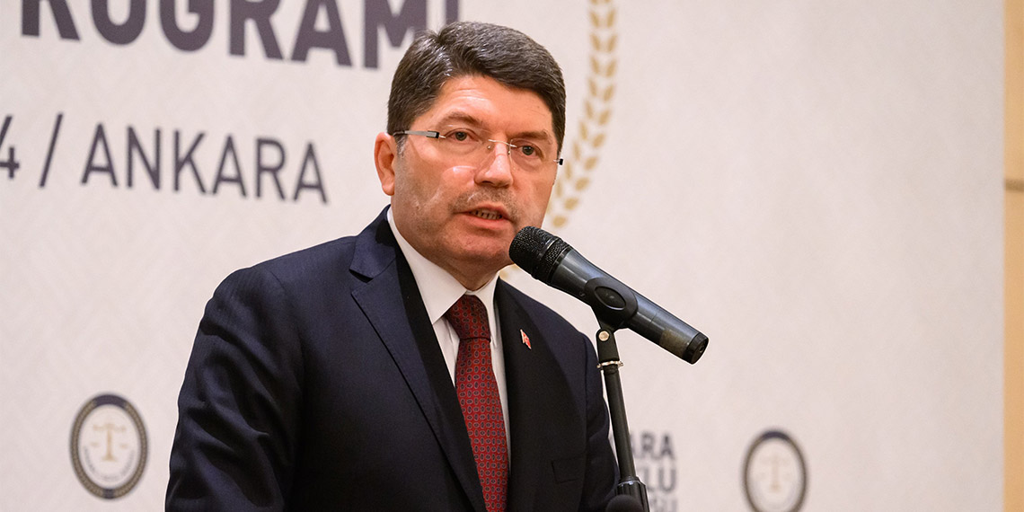 Adalet Bakanı Yılmaz Tunç, 'Avukatlık Kanunu'yla ilgili çalışmalarının olduğunu belirterek, "Bir taslak çalışmamız var. Bilim kurulu üzerinde çalışıyoruz" dedi.