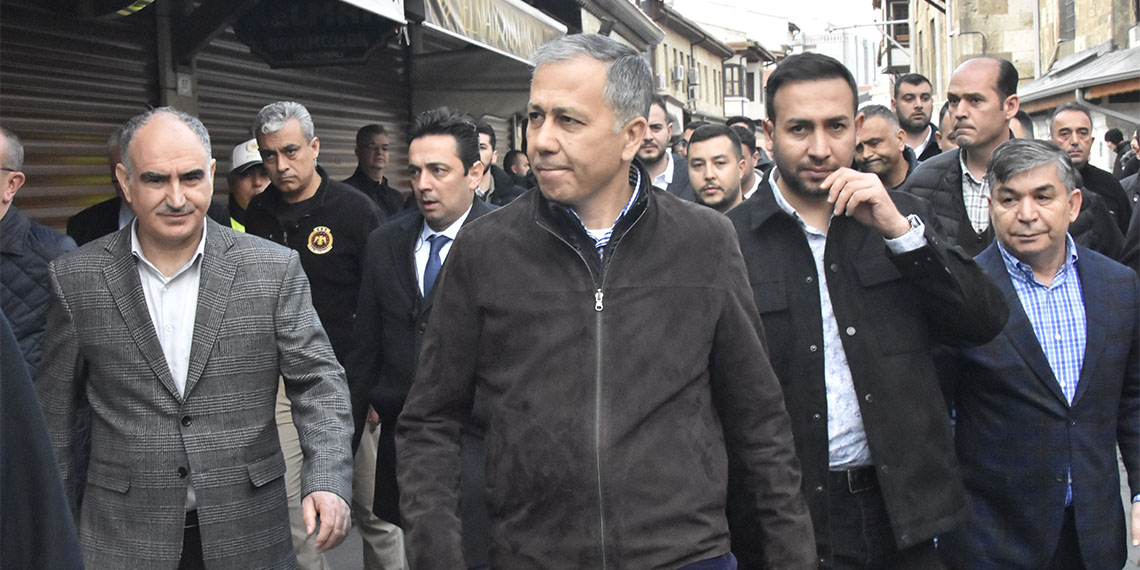 İçişleri Bakanı Ali Yerlikaya, 9 günlük bayram tatilinin son gününde kamyon, tanker ve çekicilerin 24 saat boyunca trafikten men edileceğini belirtti.