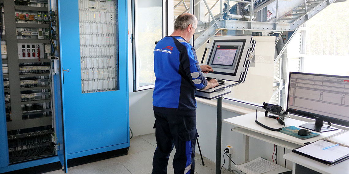 Antalya'nın Kemer ilçesinde 17 yıldır faaliyet gösteren Avrupa'nın en uzun, Türkiye'nin ise hem en uzun hem de en büyük teleferiği olan Olympos Teleferik'in Genel Müdürü Haydar Gümrükçü, "Bu tip işletmelerde güvenlik her zaman en önde tuttuğumuz şey. Bakımlar tam yapıldığı sürece teleferikler çok güvenli ulaşım aracıdır" dedi.