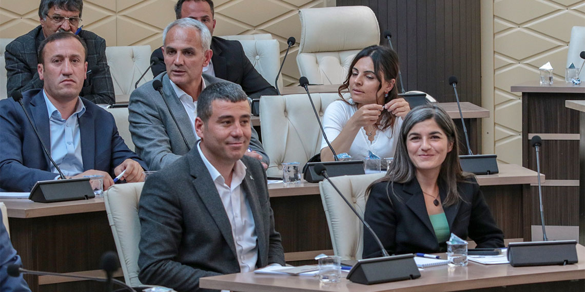 Van Büyükşehir Belediye Başkanı DEM Partili Abdullah Zeydan, kayyum belediyeyi 8.5 milyar TL borca soktuğunu belirterek, "Ne yazık ki belediyemizde büyük bir tahribat var. 2022 yılında bu borç sadece 400 milyon TL iken, son 1,5 yılda yeni valinin atanmasıyla bu borç 8,5 milyar TL'ye ulaşmış" dedi.