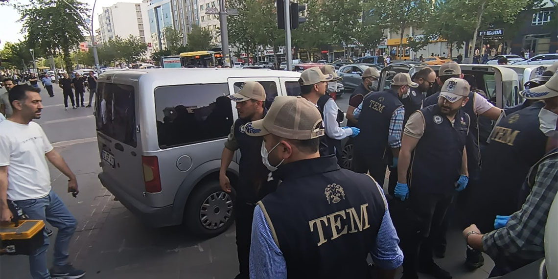 Batman'da DEM Parti il binasında arama yapıldı. Yaklaşık 4 saat süren aramada çok sayıda doküman ve öldürülen bazı PKK'lı teröristlerin fotoğrafları ele geçirildi.