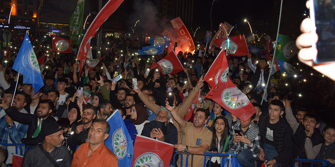 DEM Partili Gülistan Sönük’ün belediye başkanı seçilmesinin ardından Batman'da seçim kutlaması ve izinsiz yürüyüş yapan gruba polis müdahale etti, 4 kişi gözaltına alındı.