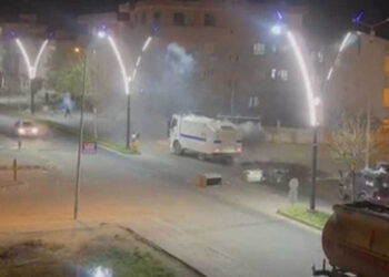 Batman'da çöp konteynerlerini ateşe veren gruba polis müdahalesi