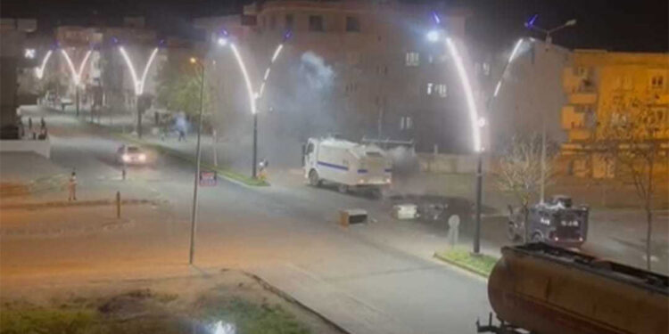 Batman'da çöp konteynerlerini ateşe veren gruba polis müdahalesi