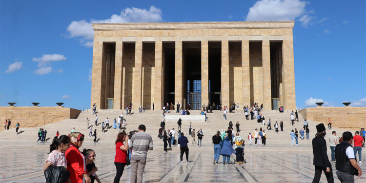 Anıtkabir bayram tatilinde 200 bin ziyaretçi ağırladı