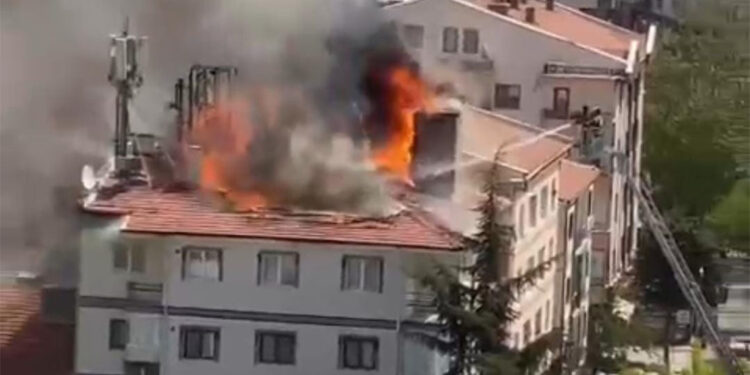 Baz istasyonunda çıkan yangında binanın çatısı zarar gördü