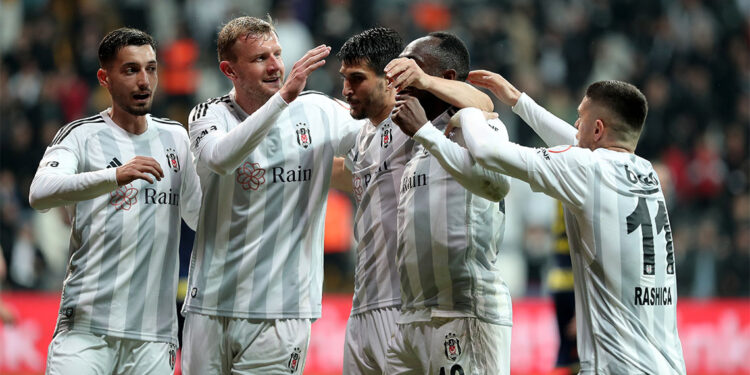 Beşiktaş Fenerbahçe'yi yenip taraftarın gönlünü almayı hedefliyor