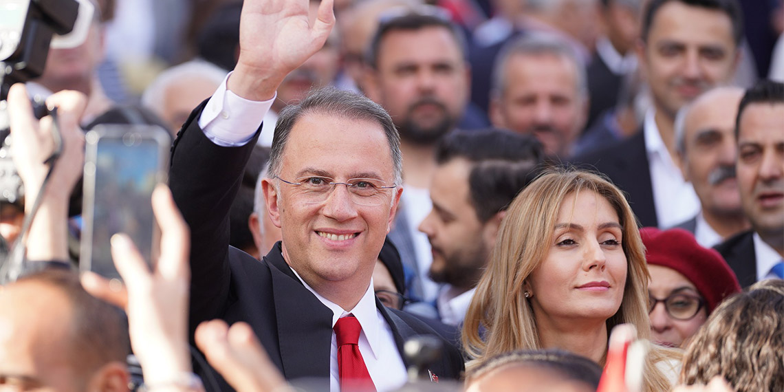 31 Mart Pazar günü gerçekleşen Mahalli İdareler Genel Seçimleri ile Beylikdüzü Belediye Başkanı seçilen Mehmet Murat Çalık, Beylikdüzü İlçe Seçim Kurulu’nda mazbatasını aldı.