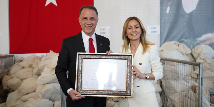 Beylikdüzü Belediye Başkanı seçilen Mehmet Murat Çalık mazbatasını aldı