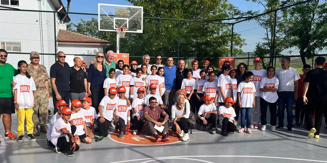 Basketbol i̇çin destek ve eğitim vakfı bi̇dev 23 nisan ulusal egemenlik ve çocuk bayramı’nda üç yeni saha daha açtı.