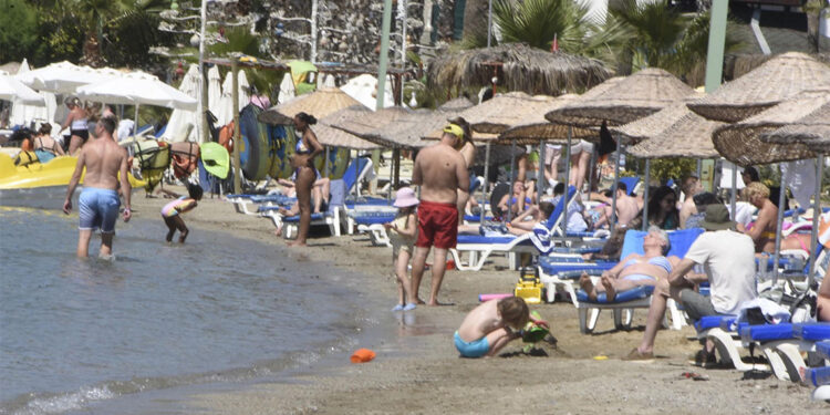 Bodrum'da bayramın ilk günü sahillerde yoğunluk