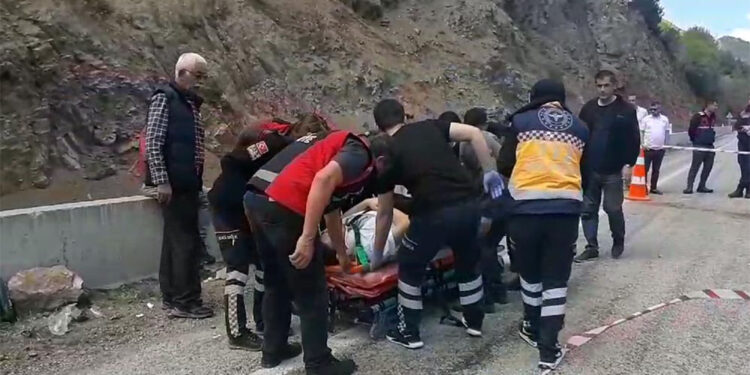 Bolu'da 2 minibüs kafa kafaya çarpıştı; yaralılar var