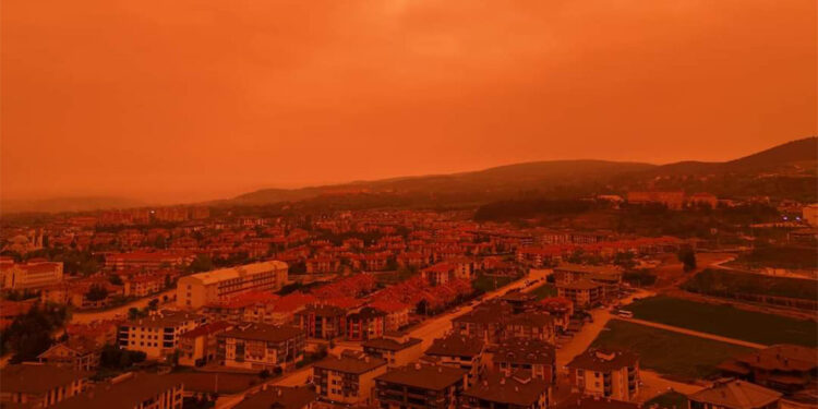 Bolu'da toz taşınımı; gökyüzü kırmızıya büründü
