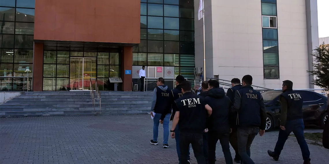 Bitlis emniyet müdürlüğü'ne ait çeşitli verileri sosyal medya platformu ‘x’ üzerinden ‘bombacımülayim01’ adıyla açtığı hesaptan paylaşan polis ile ona asılsız bilgi aktardıkları belirlenen 2 polis memuru, işlemlerinin ardından adliyeye sevk edildi.
