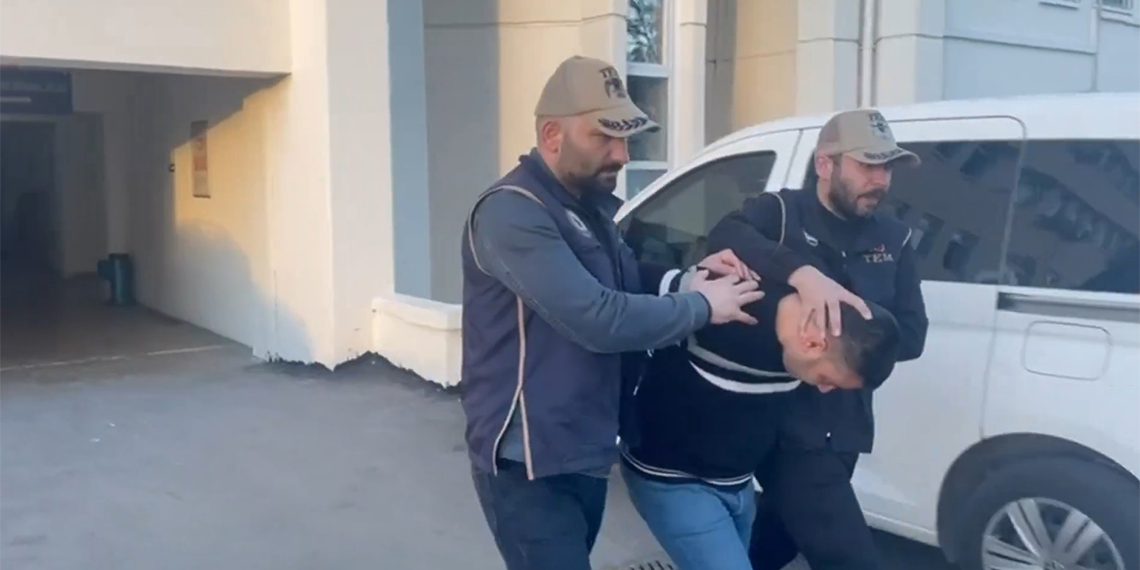 İçişleri Bakanı Ali Yerlikaya, 4 ilde terör örgütü DEAŞ’a yönelik eş zamanlı olarak gerçekleştirilen Bozdoğan-22 operasyonlarında 14 şüphelinin yakalandığını duyurdu.