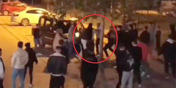 Bursa'da iki aile arasında çıkan tekmeli kavga kamerada