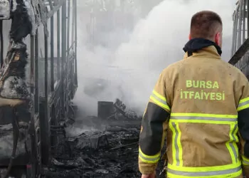 Bursa'da hurdalıktaki yangında 6 otobüs alev alev yandı