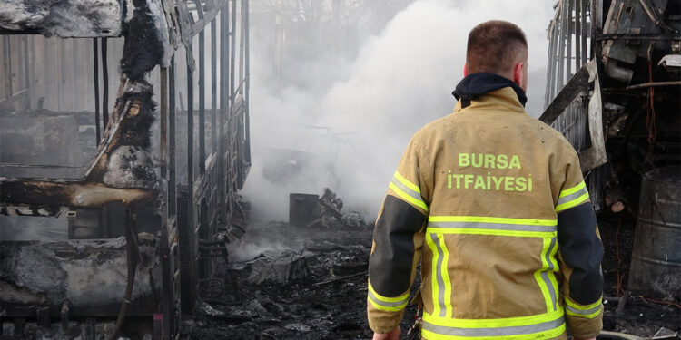 Bursa'da hurdalıktaki yangında 6 otobüs alev alev yandı