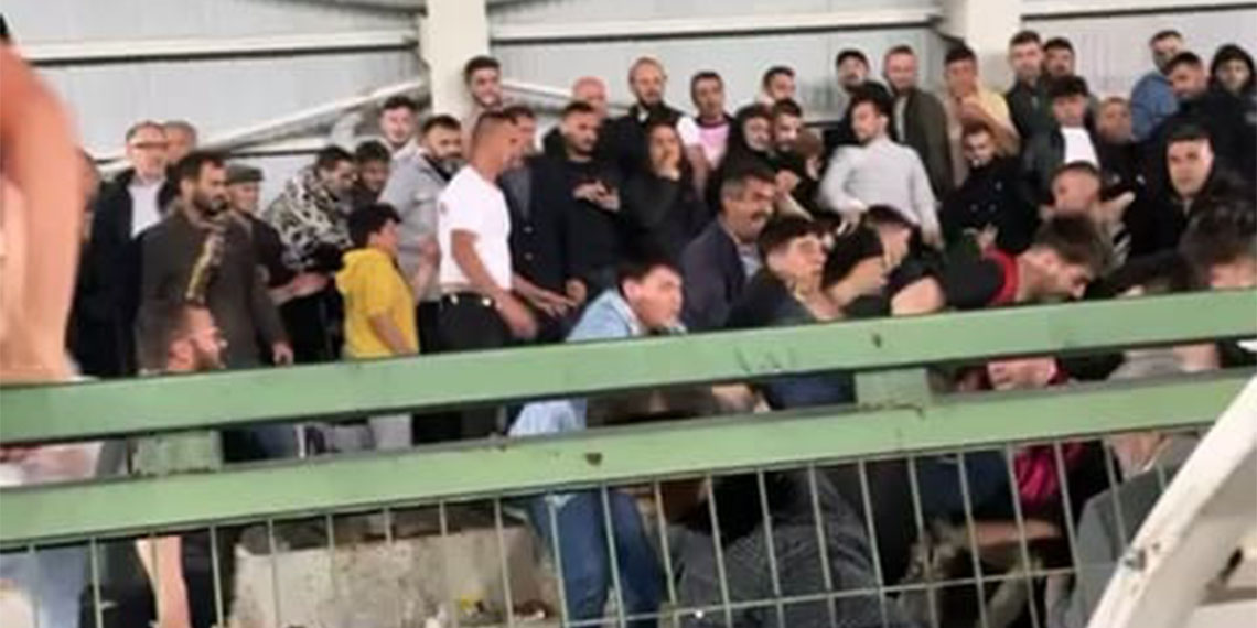 Bursa'da futbol turnuvasında Gündüzlü ile Alibeyköy arasında oynanan maçta, bir taraftarın sahaya şişe atmasıyla başlayan olaylarda bir anda saha karıştı.