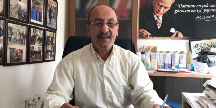 Babasının 41 yıl yaptığı muhtarlığı 25 yıldır sürdürüyor