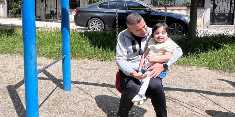 Babasının karaciğeri ile yeniden yaşama tutundu