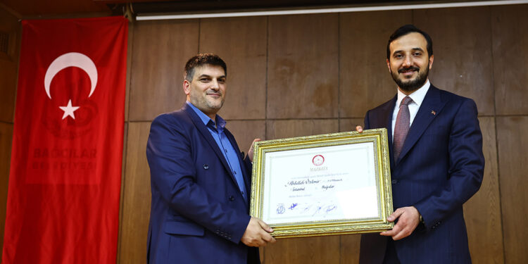 Bağcılar Belediye Başkanı Abdullah Özdemir, mazbatasını aldı