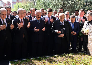 Bahçeli'den Türkeş'in mezarına ziyaret